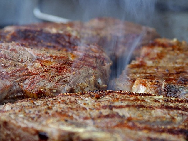 Wer sein Fleisch besonders aromatisch mag, ist mit dem Heißräuchern auf der sicheren Seite.